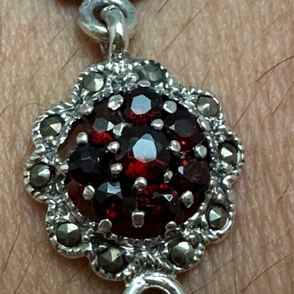 Starling Silver and Garnet, Macasite 7 inch Flower shaped bracelet 925 Vintage - Picture 2 of 3